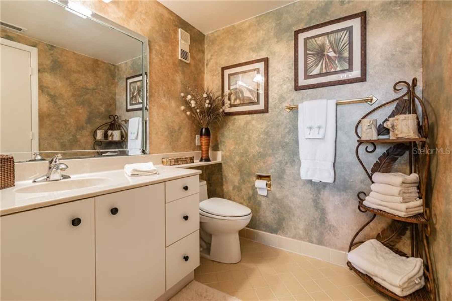 Full Bathroom with access from the hallway