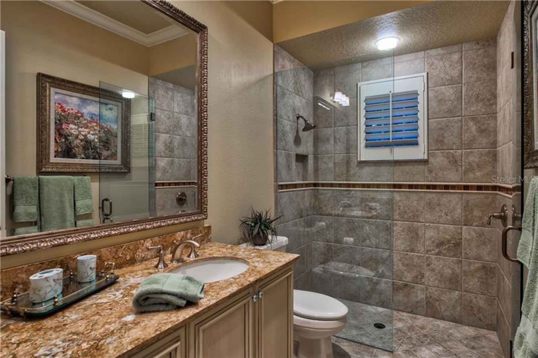 Guest Apartment Full Bathroom