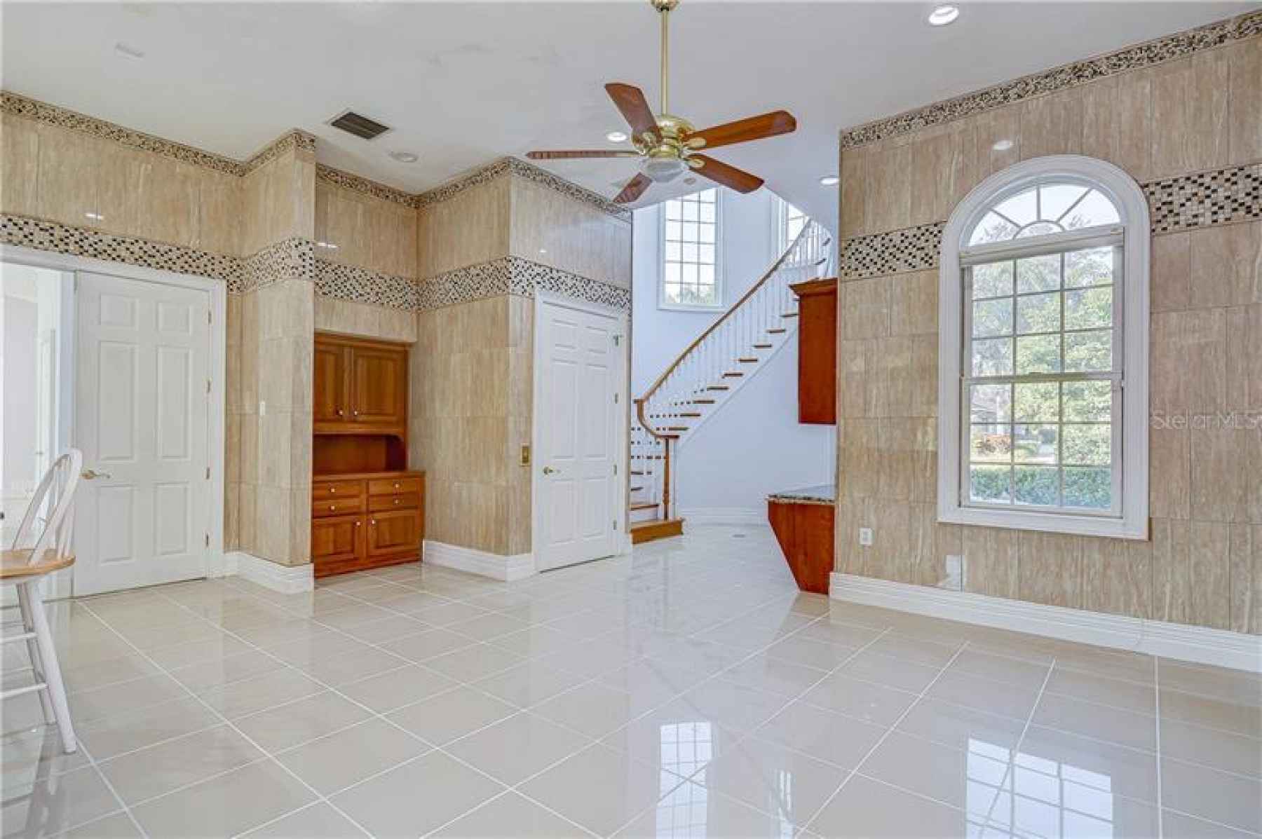 The tiling on this floor makes it easy to clean!