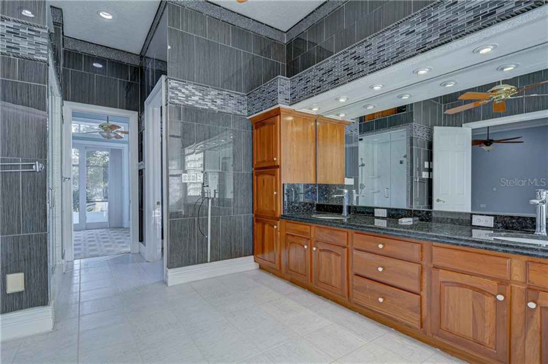 MAGNIFICENT tiling all around the master bath!