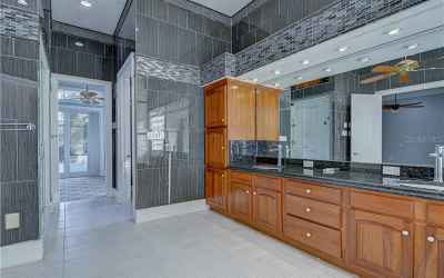 MAGNIFICENT tiling all around the master bath!