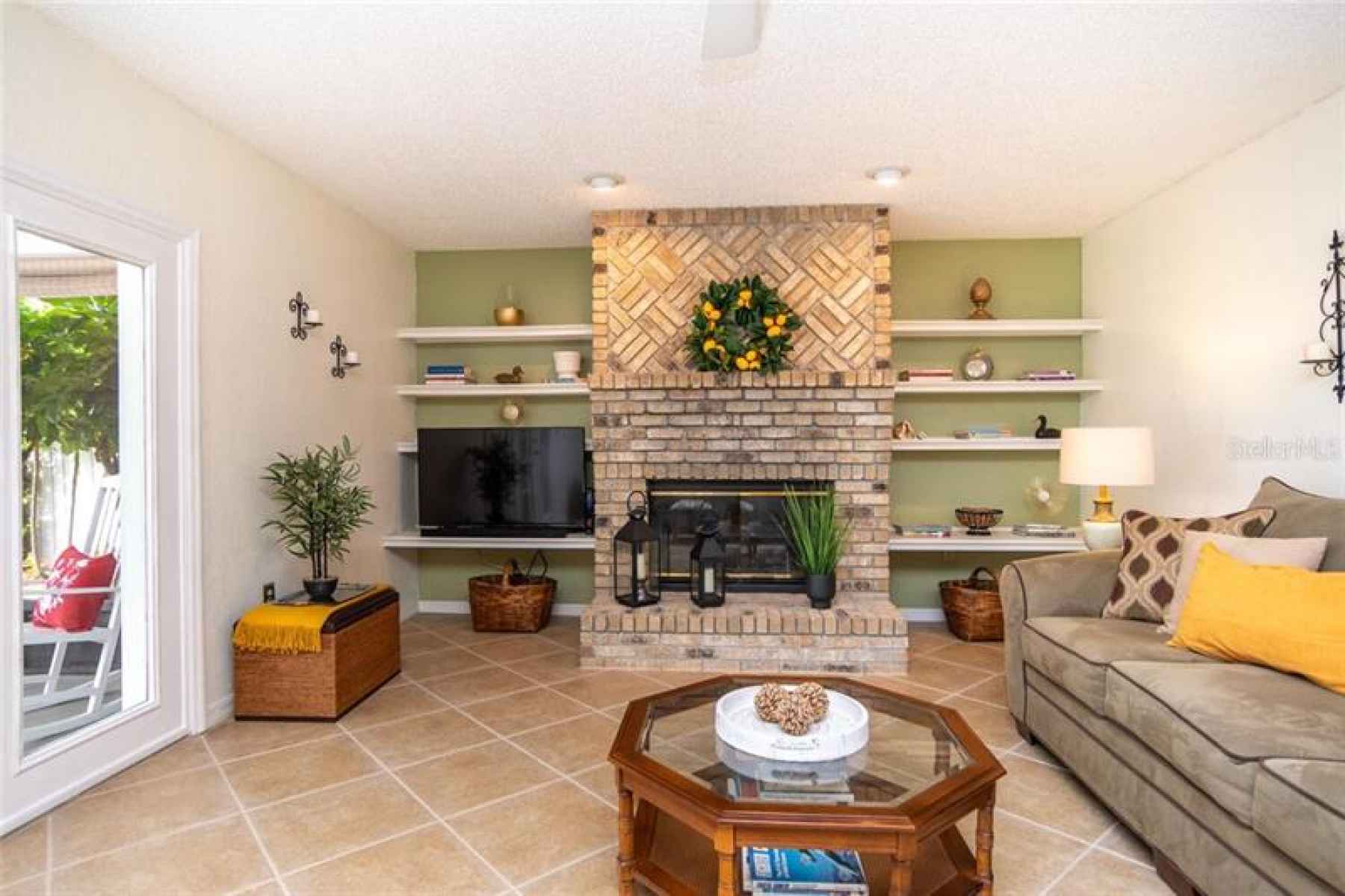 Living area/fireplace