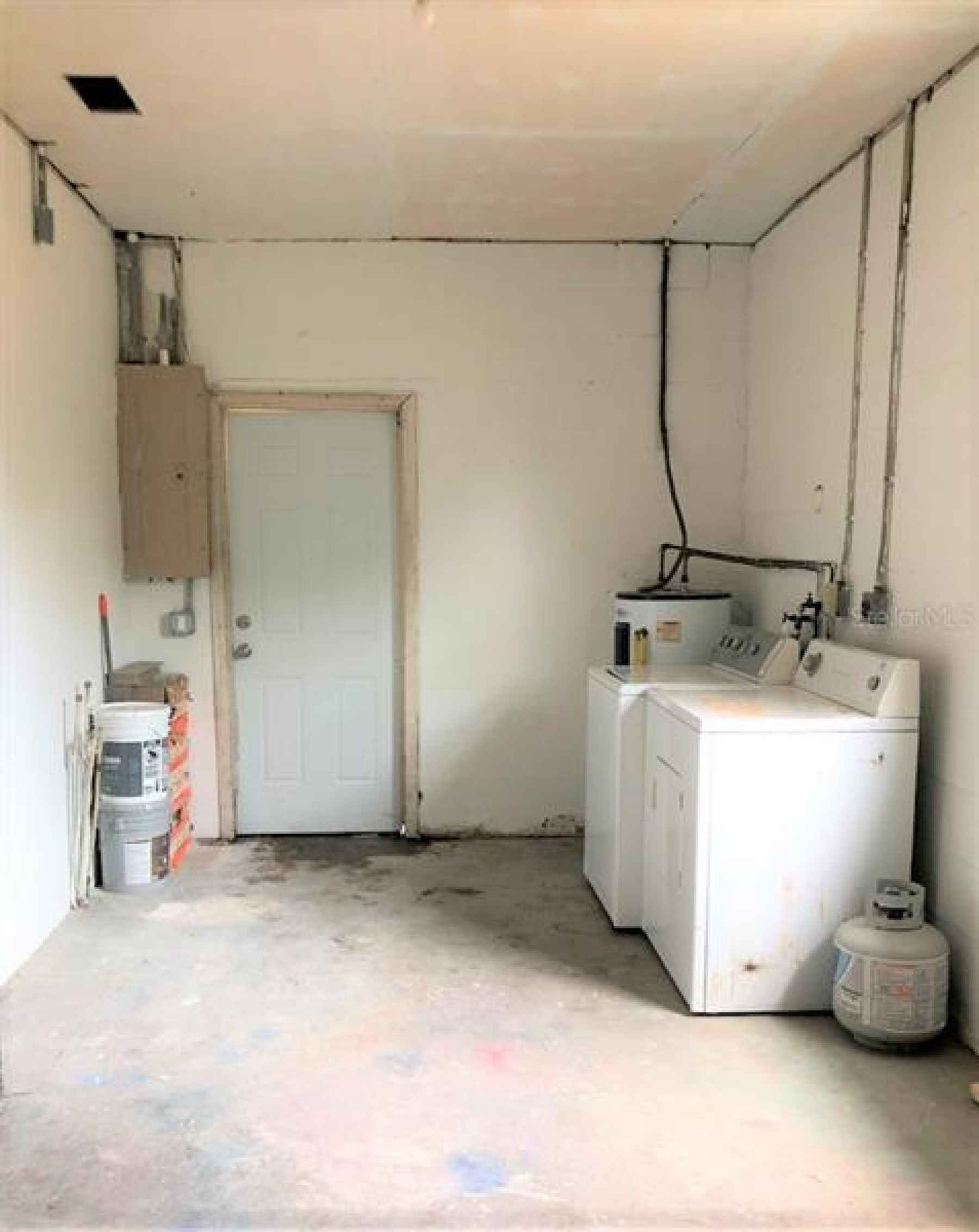 washer/dryer in the attached garage