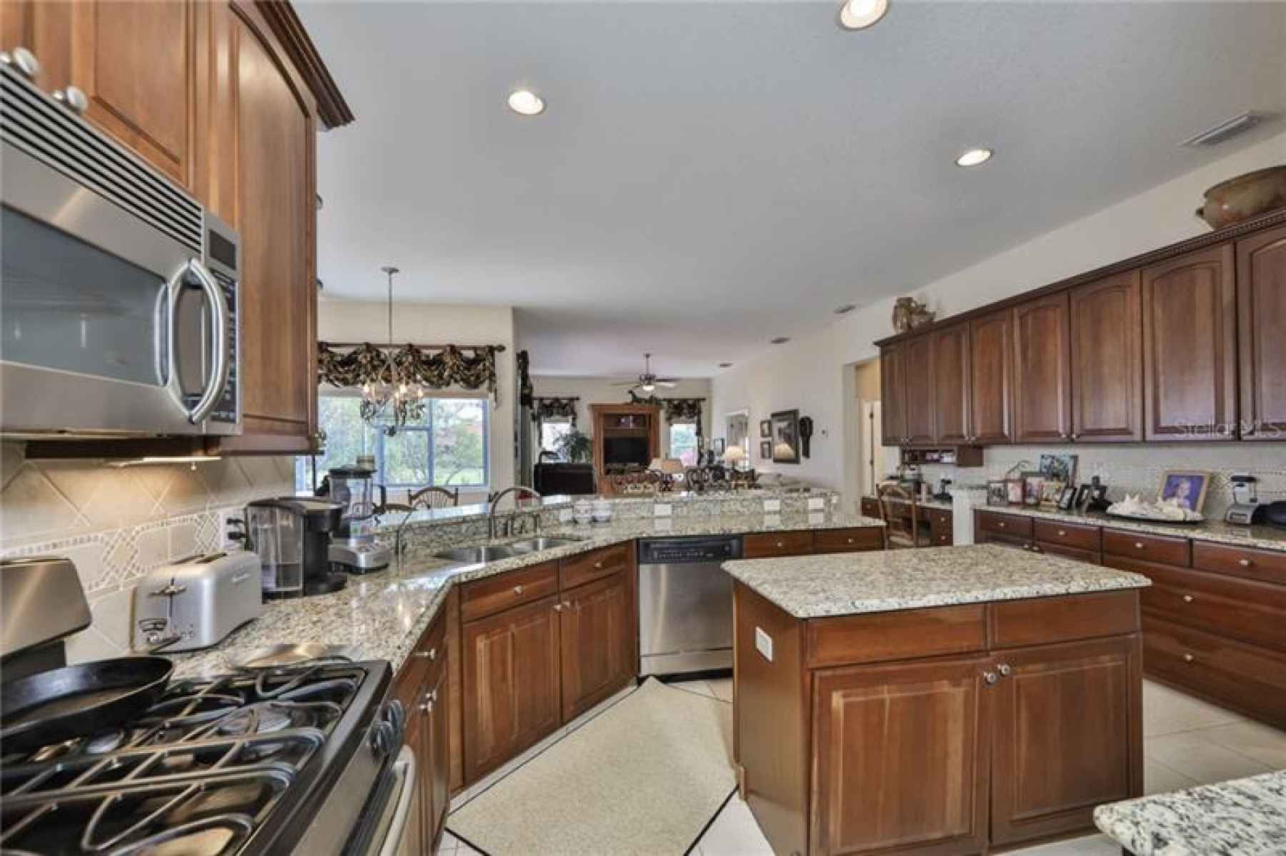 Natural gas stove, Stainless Top-End Appliances, Island and granite counters make this kitchen a coo
