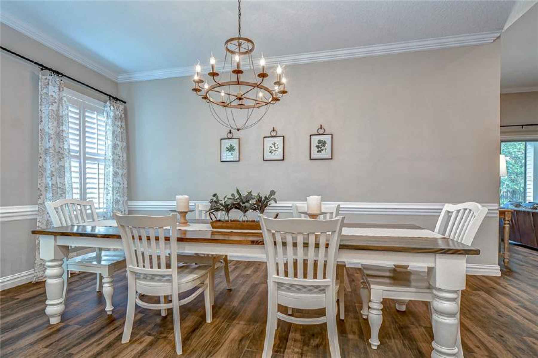 Enjoy family meals in this dining area!