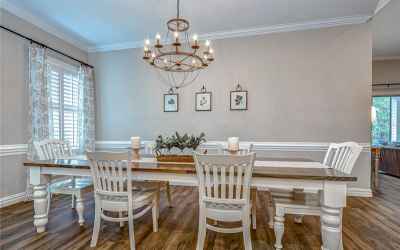 Enjoy family meals in this dining area!