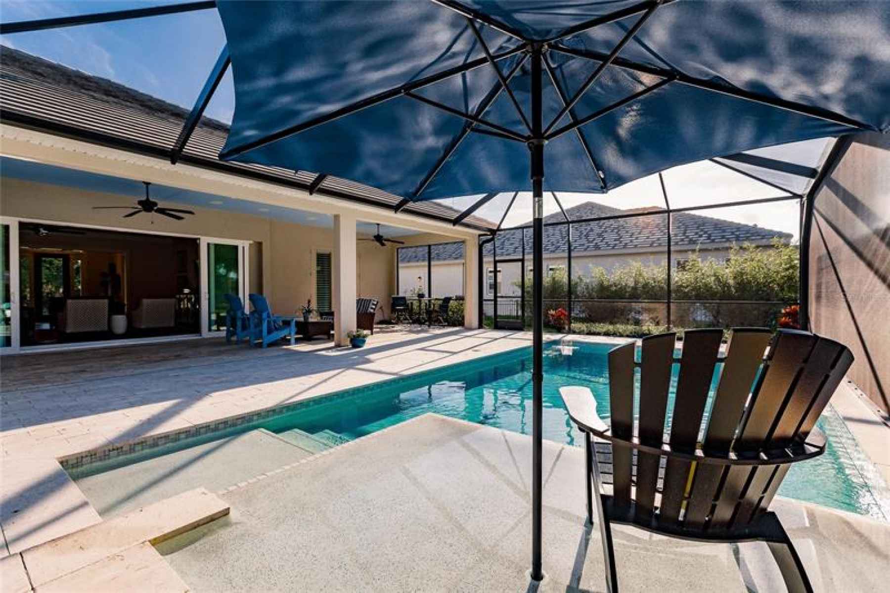 Tanning shelf  in pool with spot for umbrella