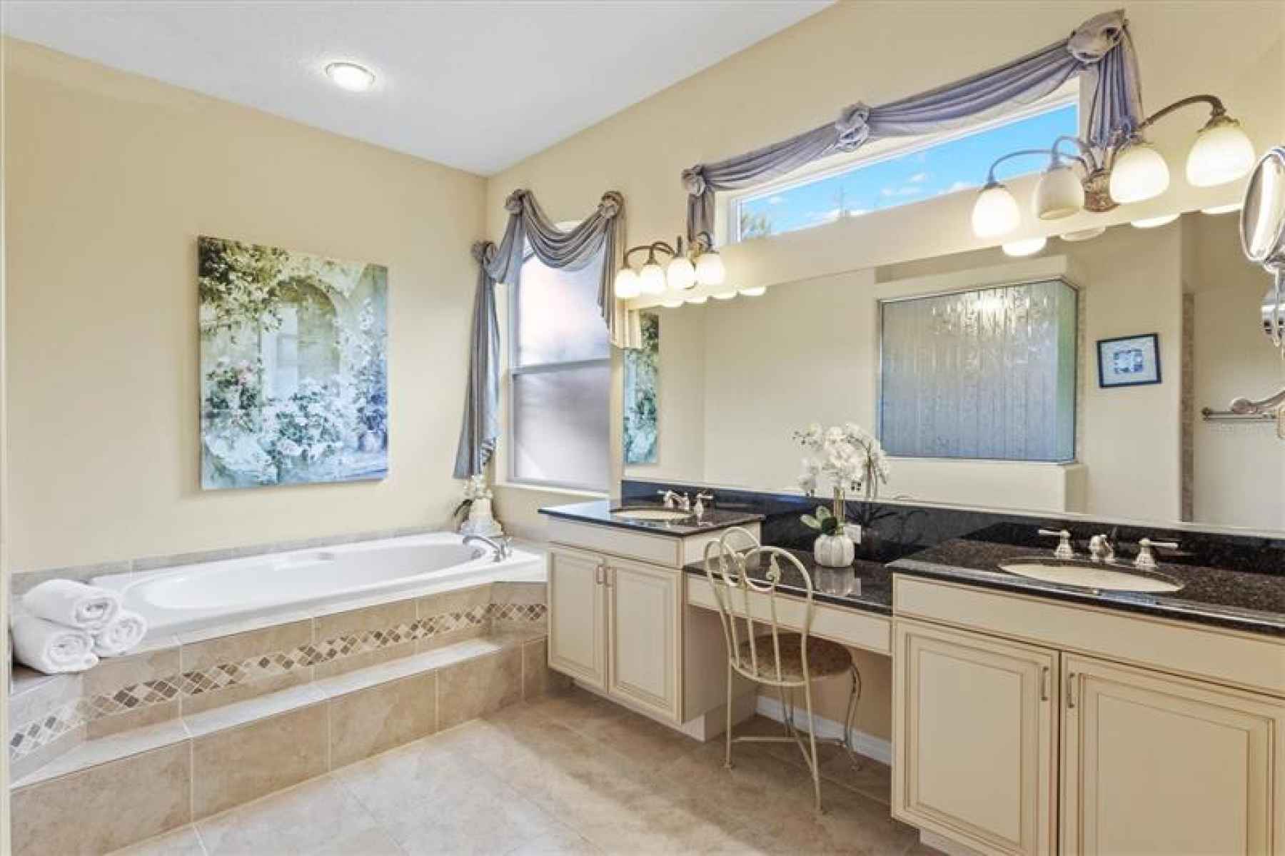 Master bath, dual sinks, granite countertop, garden bath.