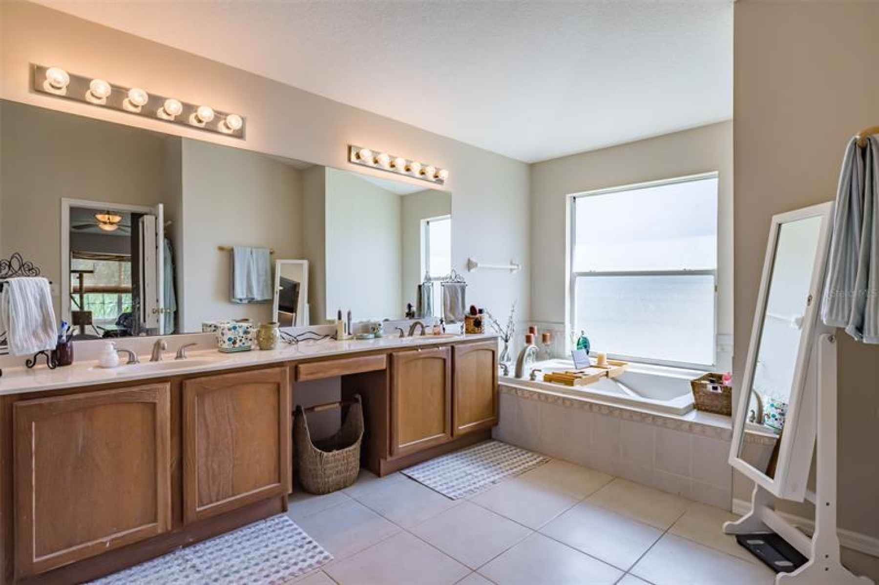 Dual sinks and vanity in master bath