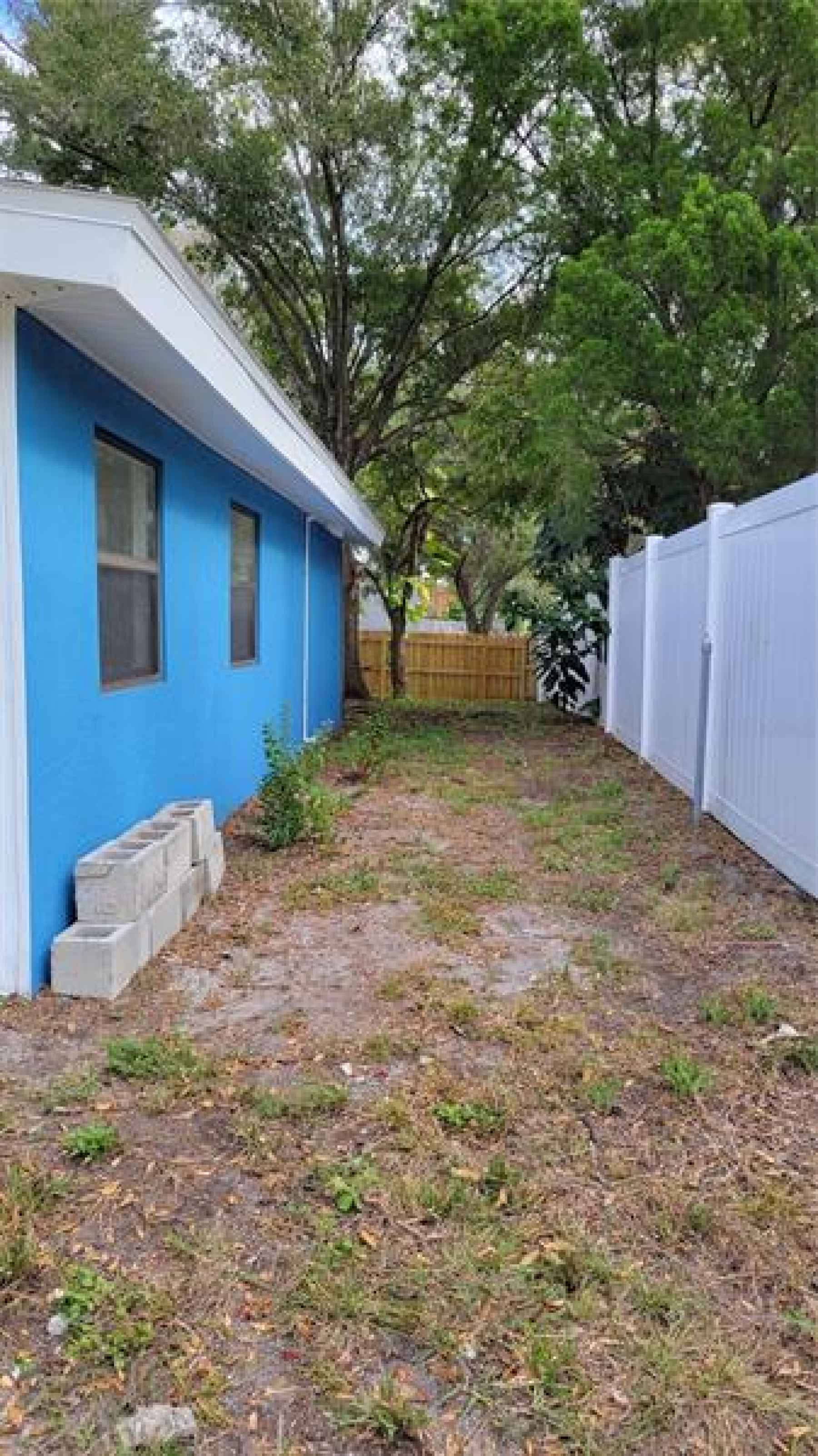 Side yard with room to pull a boat or trailer in