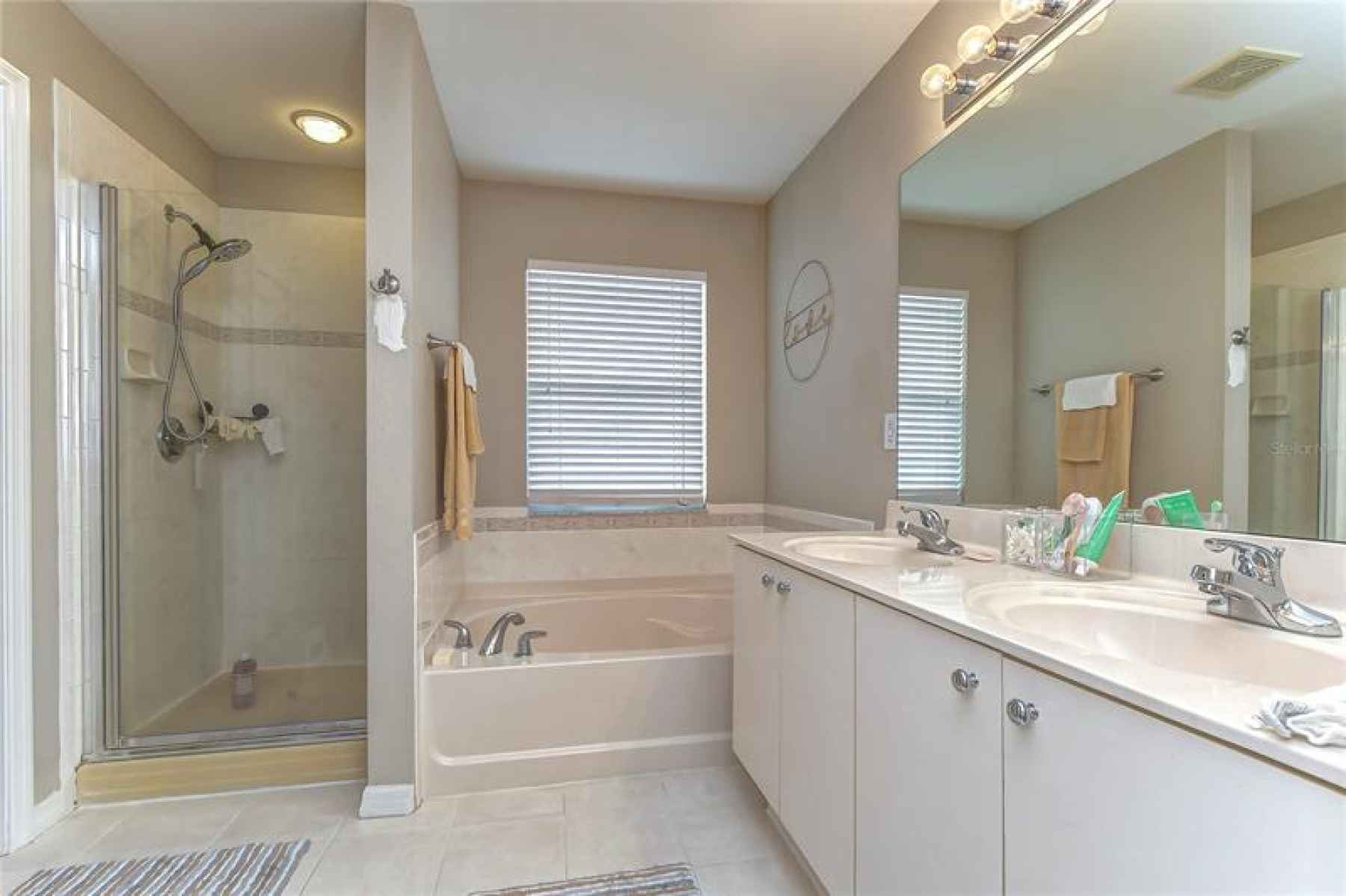En Suite with dual sinks, seperate shower and tub
