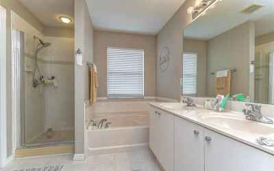 En Suite with dual sinks, seperate shower and tub