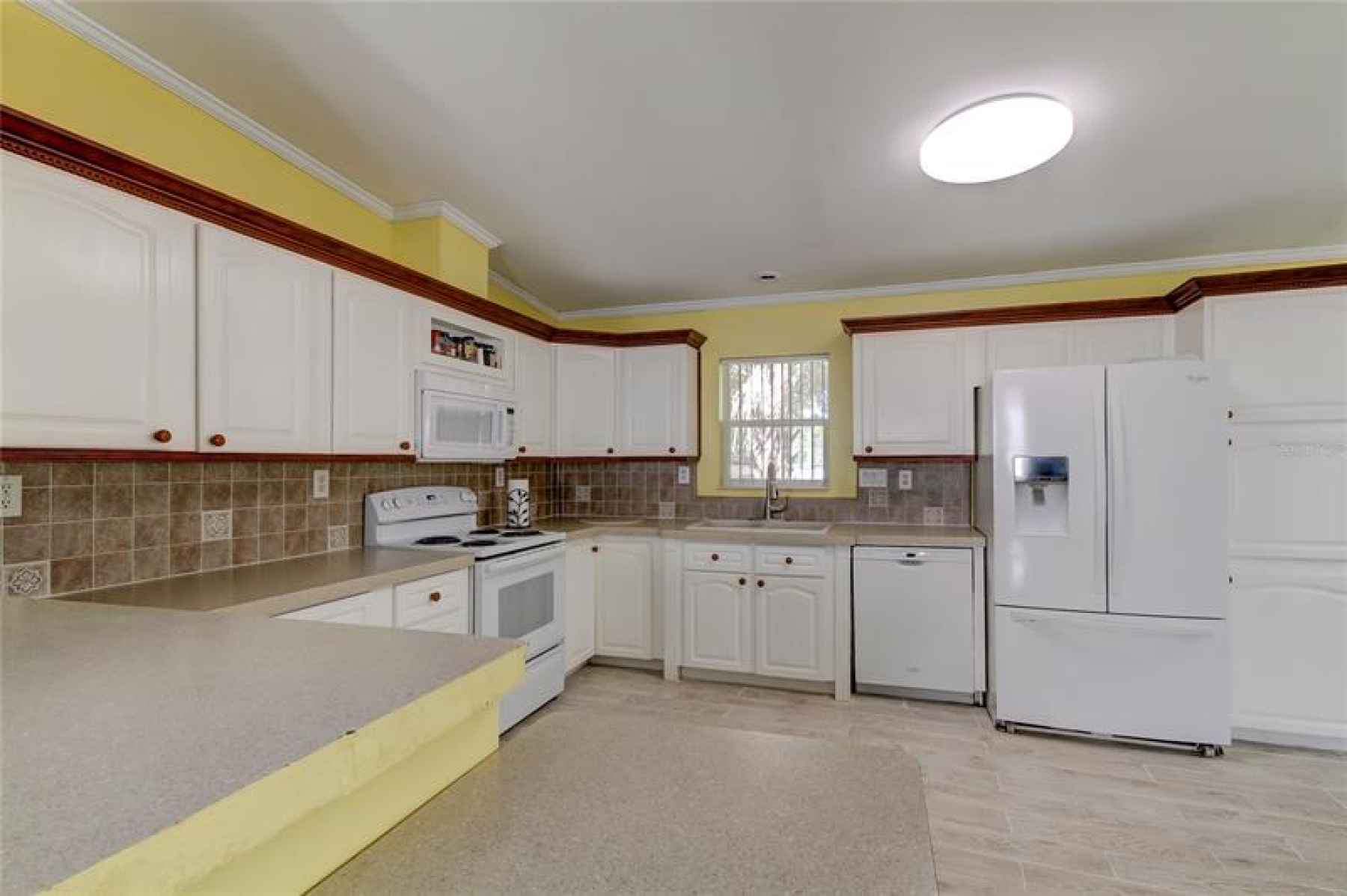 THE CHEF OF THE HOUSEHOLD WILL LOVE THIS SPACIOUS KITCHEN!