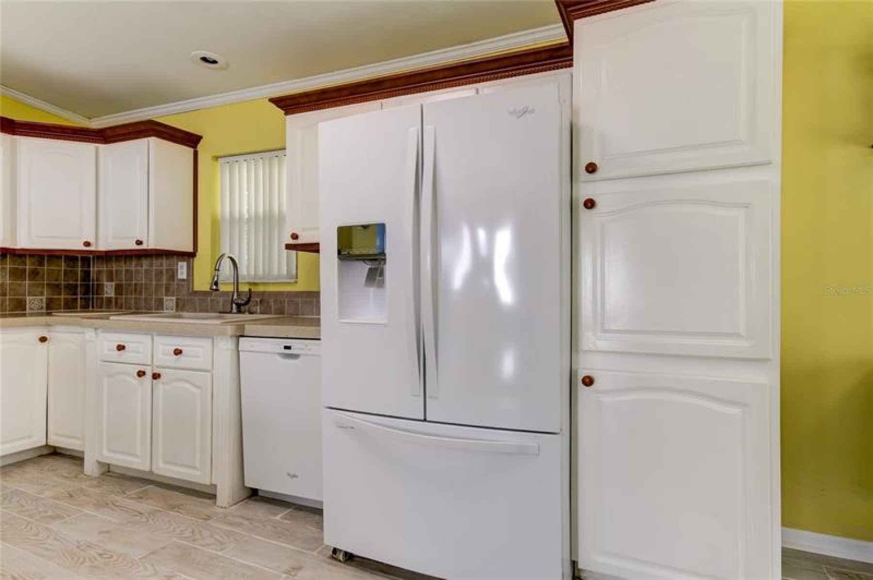 YOU WON'T RUN OUT OF ROOM FOR STORAGE IN THIS KITCHEN!
