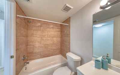 Large 2nd Bathroom W/ Shower-Tub