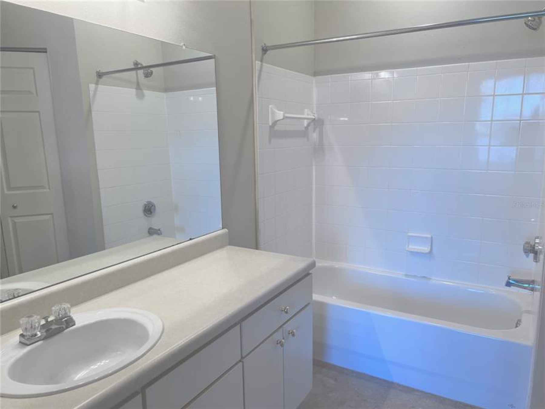 2nd Bathroom (shower tub)