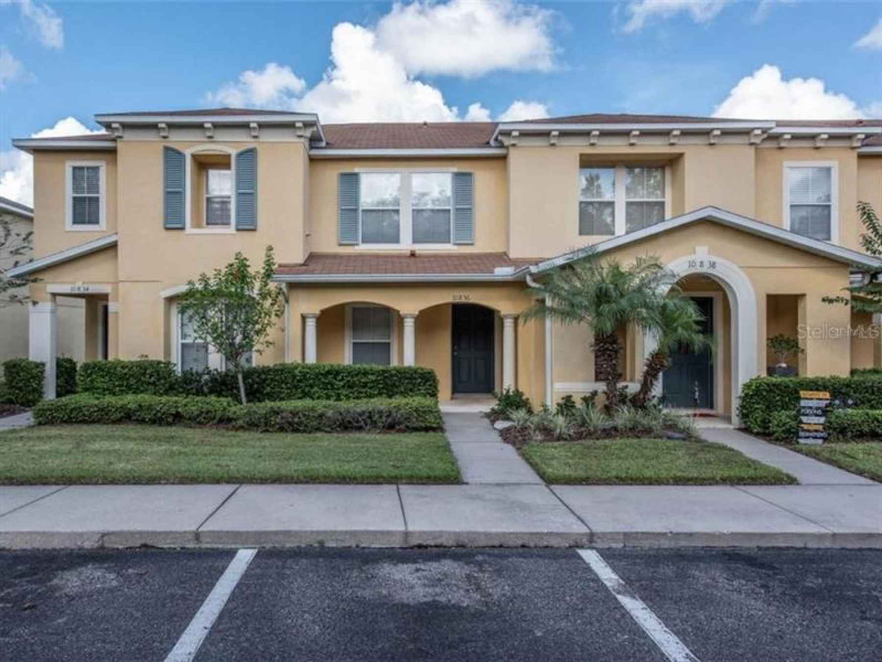 2 bedroom, 2-1/2 bath center unit townhome with tile in the wet areas and laminate flooring througho